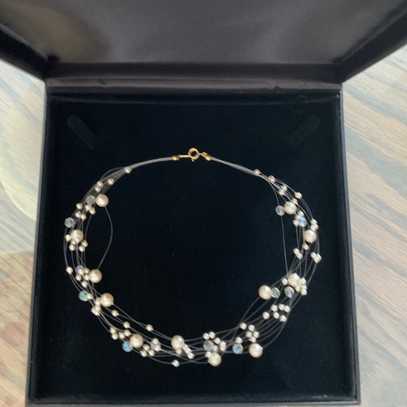 VINTAGE FAUX FLOATING PEARL & CRYSTAL CHOKER NECKLACE. GOLD METAL CATCH. 15 1/2” - Picture 4 of 5